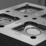 Литьё пластиковых деталей плоской формы для медицинского оборудования